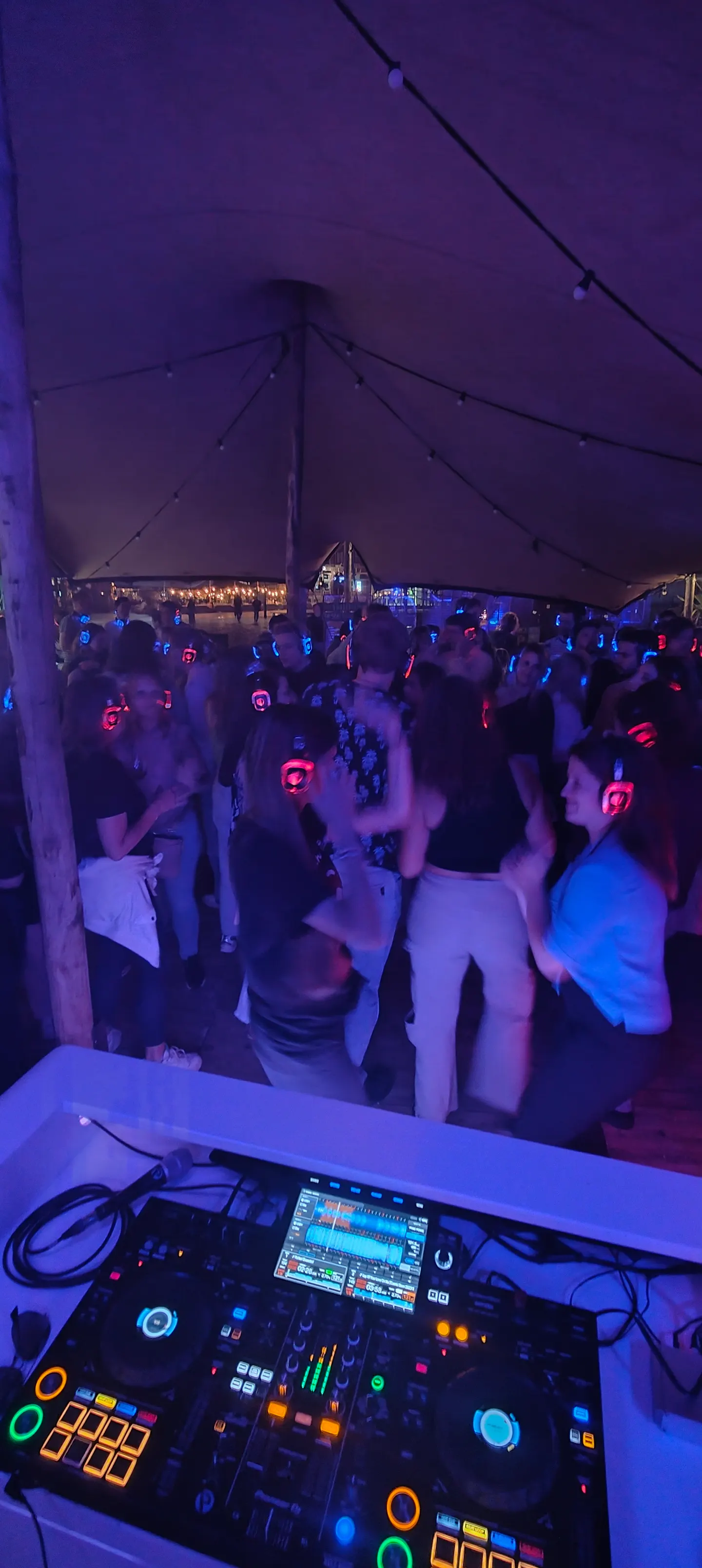 Volle dansvloer tijdens een feest van OVERICED