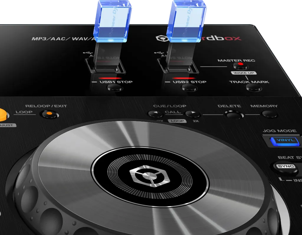 De USB-poorten en een jogwheel van de Pioneer XDJ-RR, met twee USB-sticks erin
