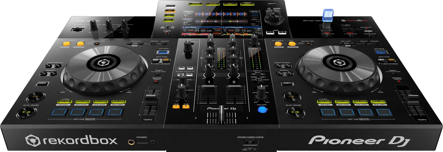 Voorkant van de Pioneer XDJ-RR met een USB-stick in de poort
